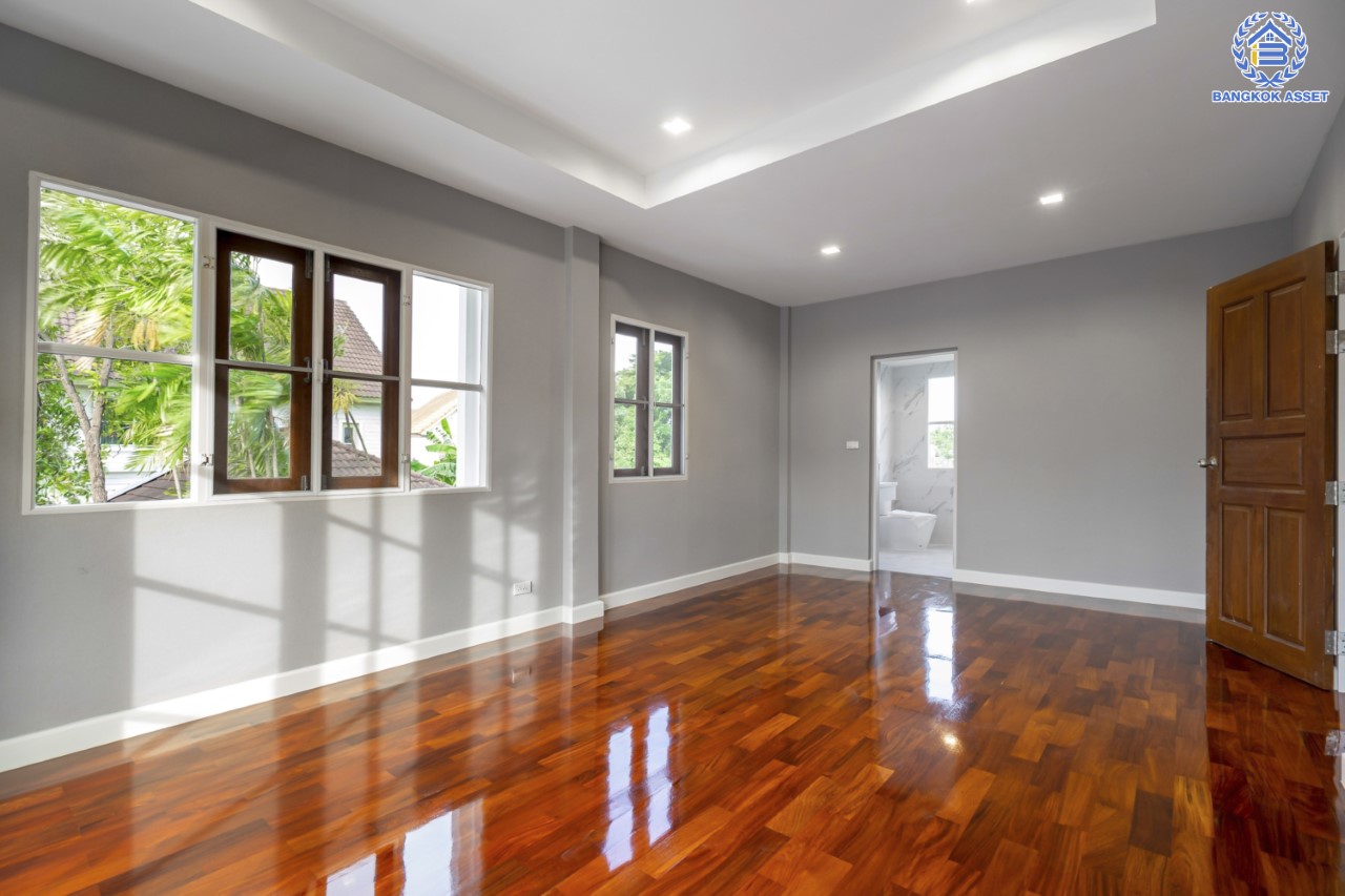 คฤหาสน์มือสองตกแต่งใหม่ ม.ลัดดารมย์ เพชรเกษม69  ตกแต่งหรูหราดีไซน์สุด Classic เนื้อที่ 103.2 ตร.ว. ฟังก์ชันจัดเต็ม 4 ห้องนอน 4 ห้องน้ำ จอดรถได้ถึง 4 คัน พร้อมพื้นที่สนามหญ้าด้านข้างกว้างกว่า 200 ตร.ม. บนทำเลศักยภาพ เชื่อมต่อหลายเส้นทาง ใกล้เดอะมอลล์บางแค จุดขึ้นทางด่วน "เพชรเกษม" และรถไฟฟ้าสายสีน้ำเงิน "สถานีหลักสอง"...